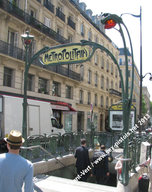 Sid Exits The Underground: Châtelet Tube Station / Rue de Rivoli