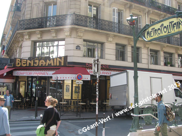 Sid Exits The Underground: Châtelet Tube Station / Rue de Rivoli