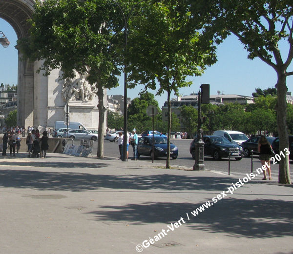 Anarchie Pour l’U.K.: Place de l’Etoile, corner of Avenue Victor Hugo, Avenue Foch. 